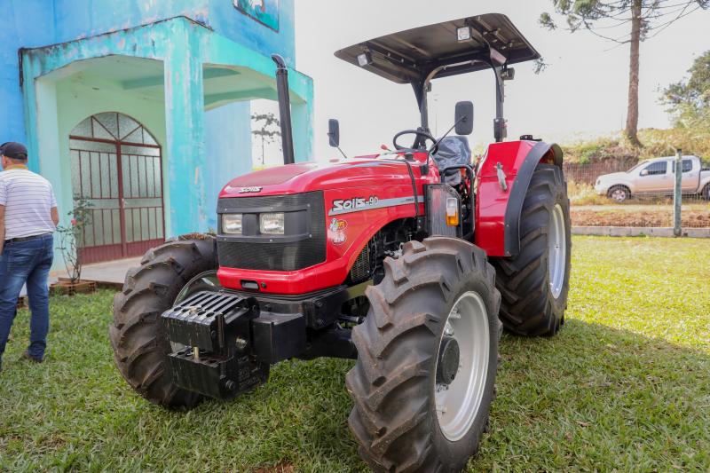 Programa Dinheiro na Comunidade garante trator ao Rio Laranjeiras